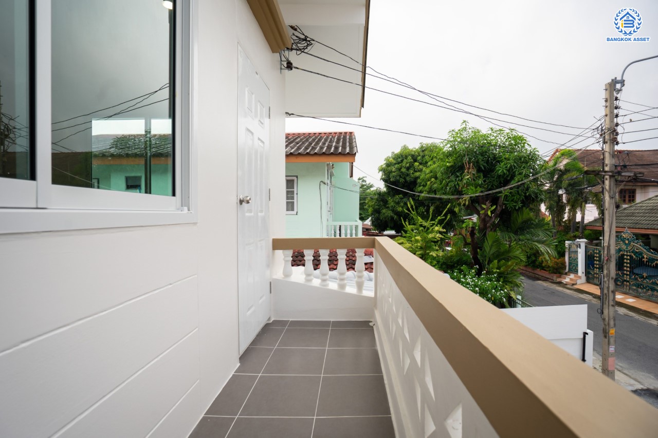 บ้านมือสองตกแต่งใหม่ หลักสี่แลนด์ ดอนเมือง บ้านแฝดหลังใหญ่ เนื้อที่ 35 ตร.ว. ฟังก์ชัน 3 ห้องนอน 2 ห้องน้ำจอดรถได้ 1 คัน บนทำเลดีที่สุด ใกล้สนามบินดอนเมือง ทางด่วน "ศรีสมาน" และรถไฟฟ้าสายสีแดง "สถานีการเคหะ"...